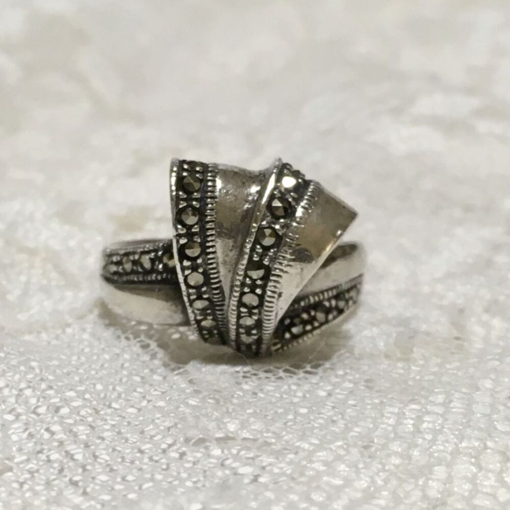 Vintage Sterling Silver Ring Womens Sz 8.25 Ribbon Bow design Marcasite Accents